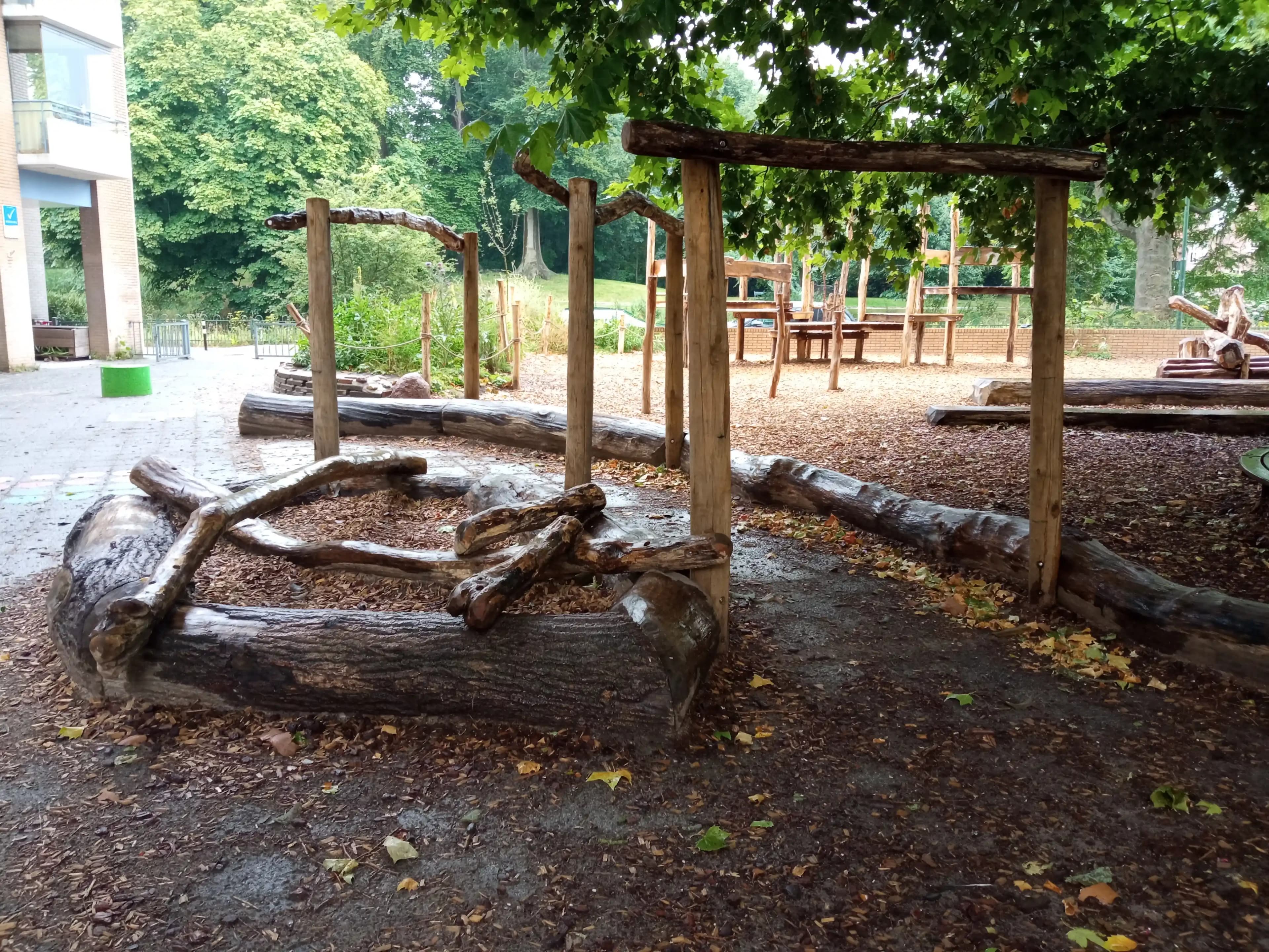 Structure de jeux en bois naturel sous les arbres