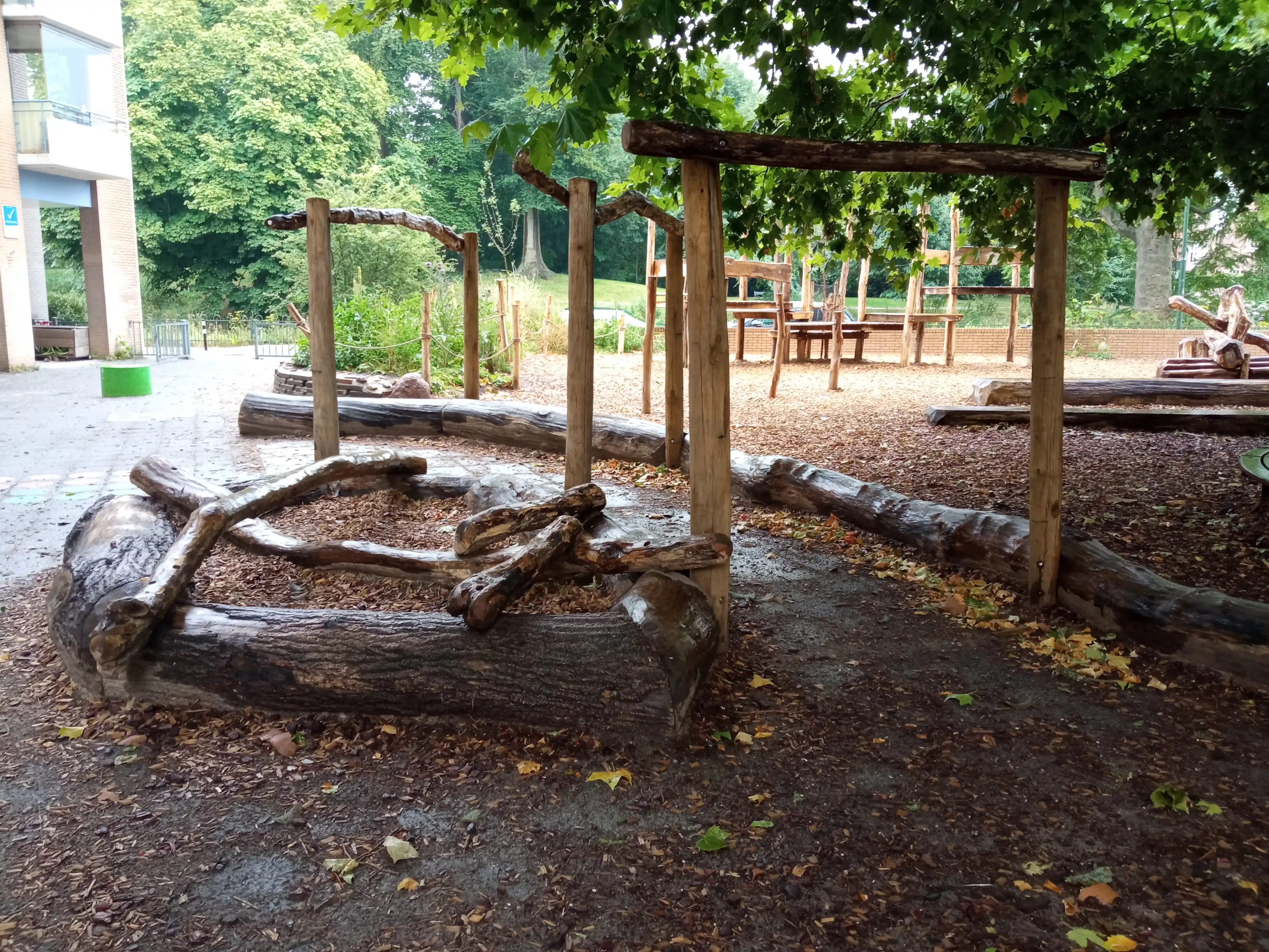 Structure de jeux en bois naturel sous les arbres