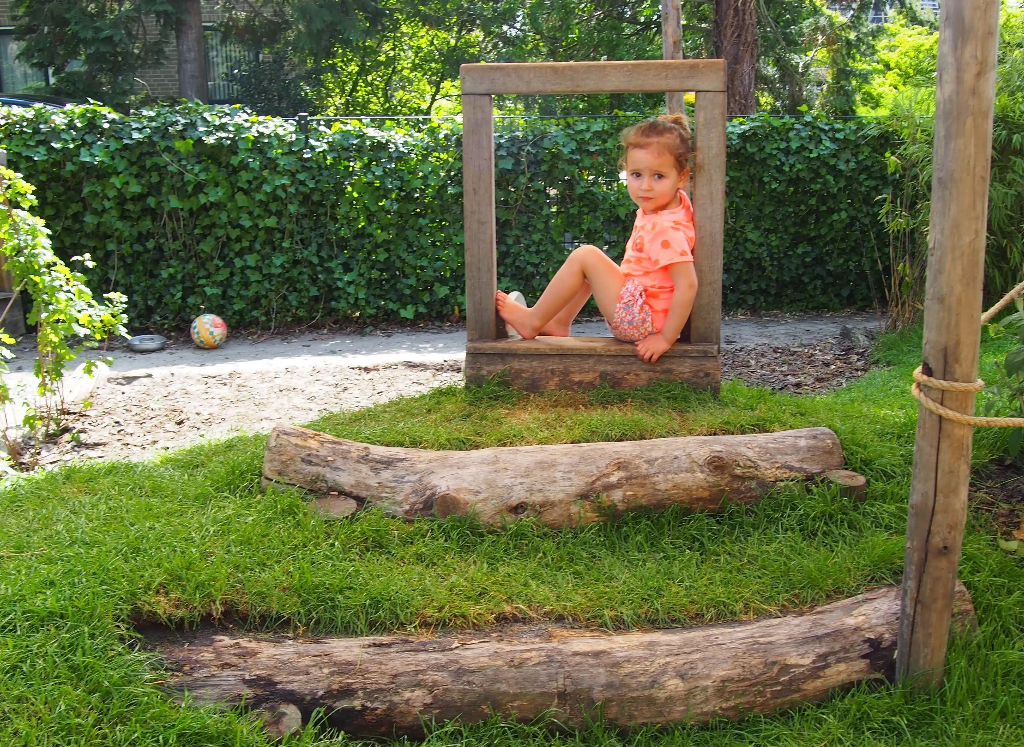 Enfant dans une aire de jeux naturelle